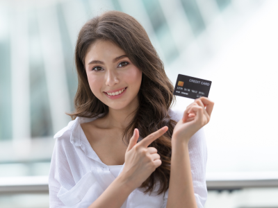 Làm thẻ ngân hàng có tốn tiền không? Cập nhật phí mới nhất 2025 